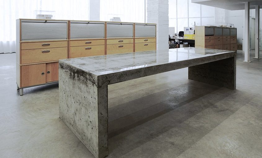 Монолитный бетонный стол для переговорной зоны архитектурного бюро «Mossinepartners»