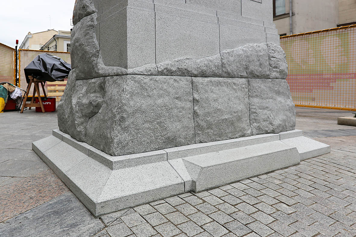 Строительство памятника К. С. Станиславскому и В. И. Немировичу-Данченко.