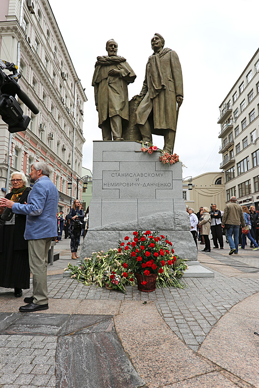 Строительство памятника К. С. Станиславскому и В. И. Немировичу-Данченко.
